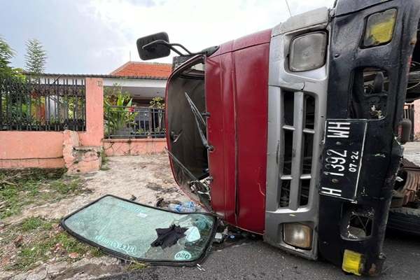 Motor Tidak Kuat Nanjak. Tak Kuat Nanjak, Truk Tabrak Motor dan Rumah di Semarang Barat