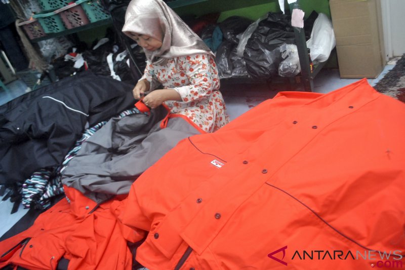 Cara Membersihkan Jas Hujan. Tips mencuci jas hujan tanpa merusak daya anti-air