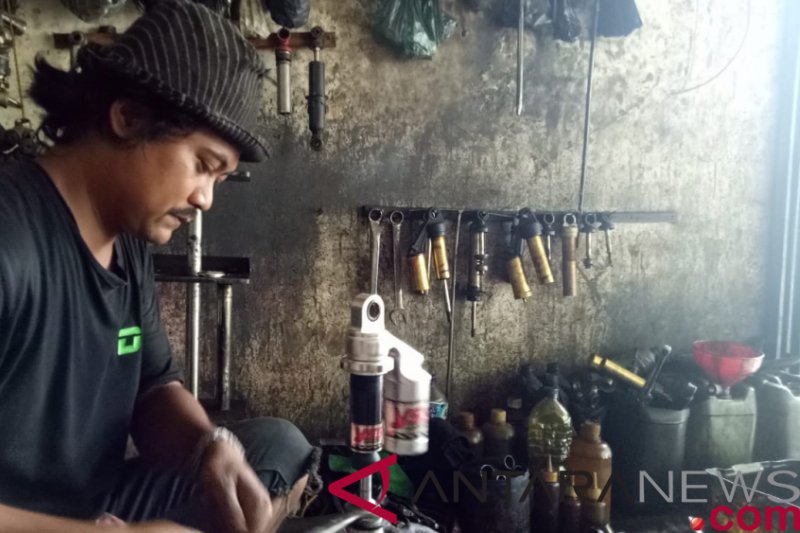 Apakah Shockbreaker Mobil Bisa Diperbaiki. Shockbreaker rusak ternyata bisa diservis agar kembali berfungsi