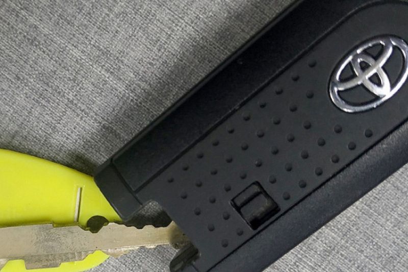 Tanda Baterai Remote Mobil Habis. Empat penyebab remote mobil rusak