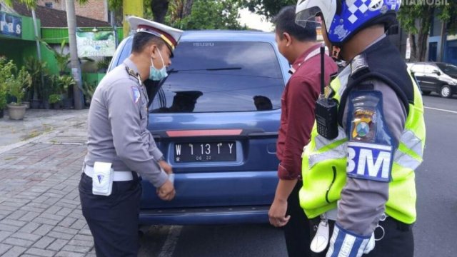 Stiker Plat Nomor Mobil. Polisi: Tidak Boleh Memasang Stiker Di Pelat Nomor Kendaraan