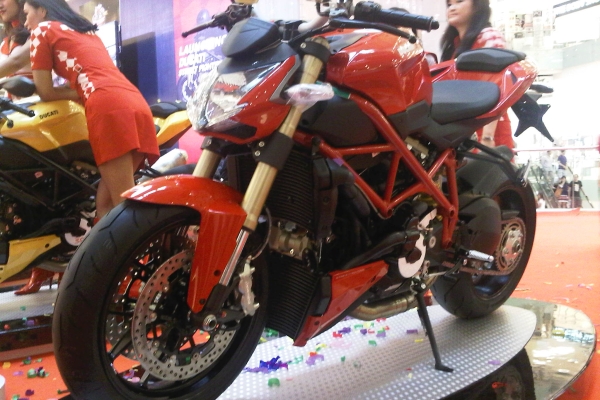 Ducati 848 Berapa Silinder. Spesifikasi Lengkap Ducati Streetfighter 848 : Okezone Otomotif