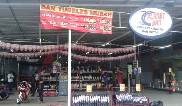 Pasang Ban Tubeless Di Velg Jari Jari Di Planet Ban. Planet Ban Pakai Mekanik Profesional : Okezone Otomotif
