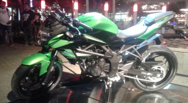 Perbedaan Ninja 250 Dan Z250. Ini Perbedaan Kawasaki Ninja RR Mono dengan Z250SL : Okezone