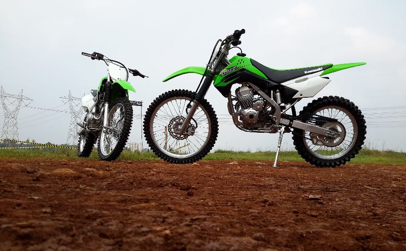 Gear Standar Klx. Lebih Mahal Rp5 Juta, Ini Beda Kawasaki New KLX dan Versi Standar