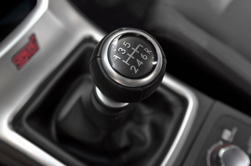 Cara Mengatasi Gigi Transmisi Loncat. Sering Mengganti Gigi 'Loncat' di Mobil Manual, Perhatikan Hal Ini