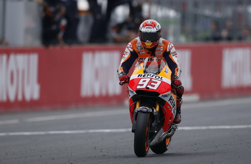 Juara Dunia Motogp 2017. Satu Tangan Marquez di Trofi Juara Dunia MotoGP 2017, Crutchlow