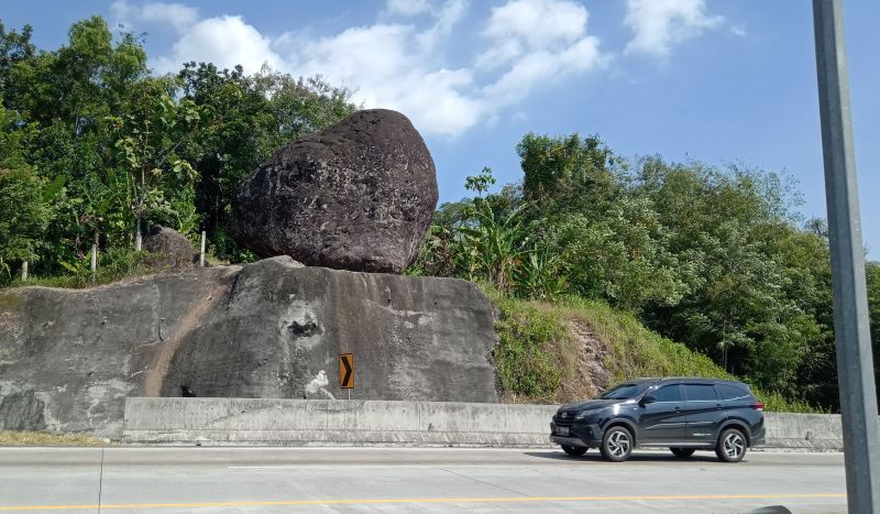 Batu Besar Di Tol Cipali. Menguak Cerita Mistis Batu Bleneng di Tol Cipali : Okezone News