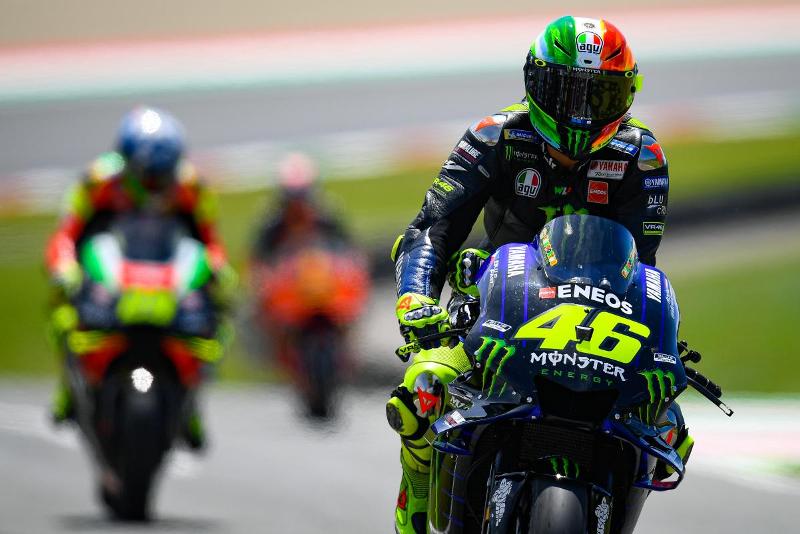 Video Rossi Vs Lorenzo. Yamaha Ternyata Senang dengan Persaingan Rossi vs Lorenzo