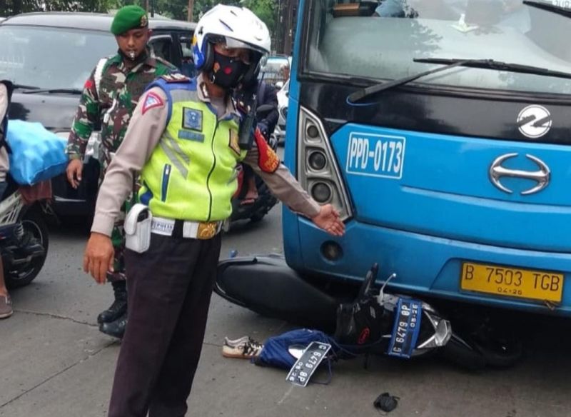 Foto Motor Beat Kecelakaan. Tabrakan Transjakarta Vs Honda Beat, Motor Masuk ke Kolong Bus