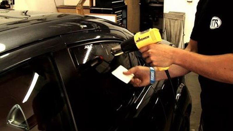 Cara Melepas Stiker Di Kaca Mobil. 5 Cara Melepaskan Stiker di Kaca Mobil Agar Tak Berbekas