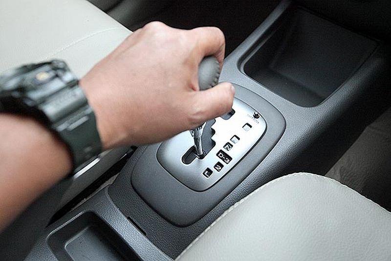 Penyebab Oli Transmisi Bocor. Kenali 4 Penyebab Oli Transmisi Mobil Matik Bocor, Berikut Cara