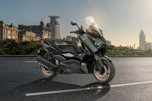 Adv Vs Xmax. Honda ADV 160 vs Yamaha Xmax Connected