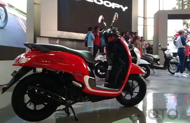 Perbedaan Scoopy 2017 Dan 2018. Enam Perbedaan Honda Scoopy Terbaru!