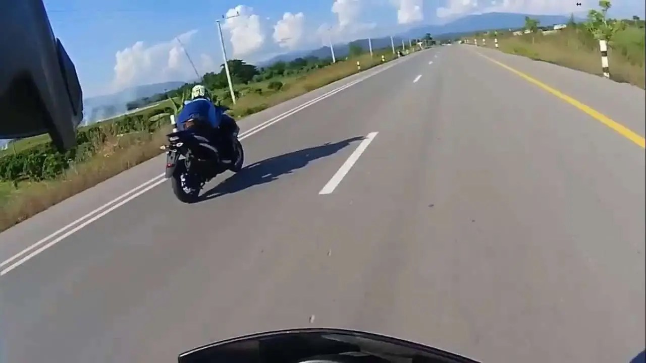 Kelebihan Yamaha Aerox Dibanding Nmax. VIDEO: Drag Race Yamaha Aerox 155 Vs Yamaha NMax