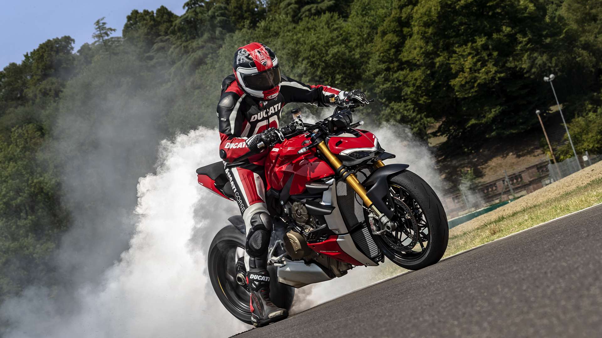 Kawasaki Street Fighter. Kelebihan Ducati Street Fighter V4 untuk Melawan Kawasaki Z H2