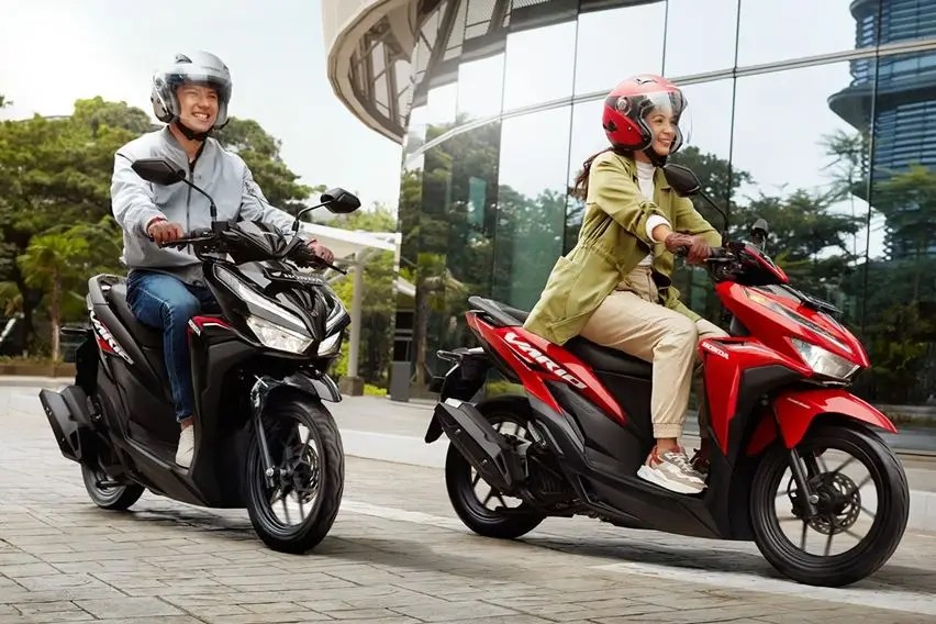 Vario Vs Scoopy. 5 Alasan Memilih Honda Vario 125 Ketimbang Scoopy Baru