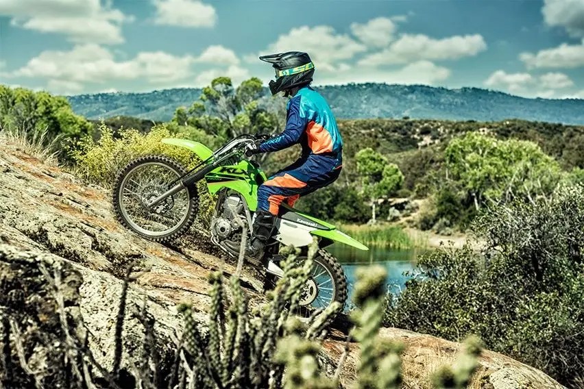 Apa Bedanya Klx Sama Crf. Selain Basis Mesin Sama, Ini 11 Perbedaan antara Kawasaki KLX