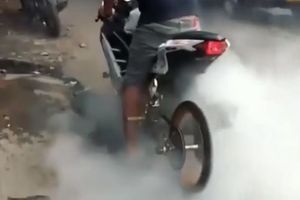 Ninja 250 Jari Jari Ban Cacing. Gile! Ninja 250 Ban Cacing Dibawa Burnout, Liatnya Kayak Gasing