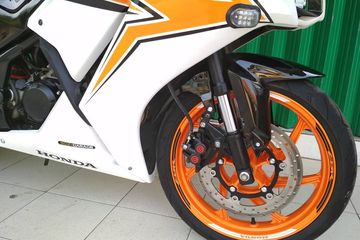 Cara Pasang Upside Down Honda Beat. Honda CBR150R Lama Ingin Pakai Sok Upside Down? Siapkan