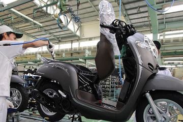 Scoopy Warna Matte Brown. Honda Scoopy Tampil Segar, Grafis Baru Buat Ketujuh Warna