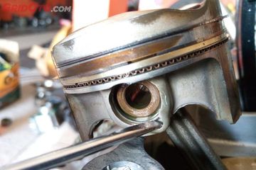 Penyebab Kompresi Motor Lemah. Berikut Tanda-tanda Dan Penyebabnya, Kompresi Mesin Motor Bocor