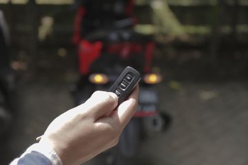 Tanda Kedip Merah Di Vario 150. Ingat! Ini Tanda Baterai Lemah di Remote Keyless Motor Honda