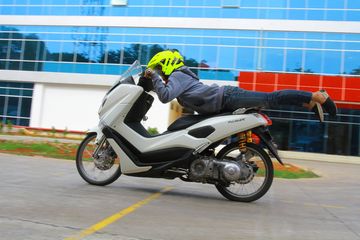 Nmax Vs Satria Fu. Lari Yamaha NMAX Kalahkan Satria F-150, Kok Bisa? Ini Dia