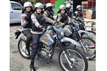 Motor Trail Suzuki Polisi. Polwan Cantik Amankan Pemilu Naik Trail Suzuki, Jangan Dipilih