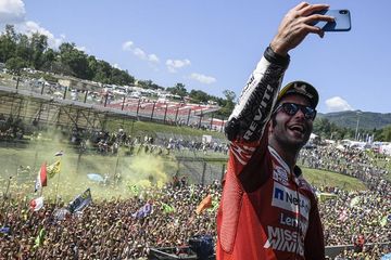 Kacamata Pembalap Motogp. Kacamata Hitam Pembalap MotoGP Tak Cuma Buat Gaya, Mulai