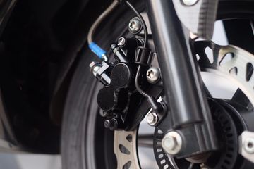 Kaliper R15 V2. Mau Pasang Kaliper Depan Yamaha R15 di Yamaha NMAX? Segini