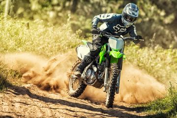 Kelebihan Dan Kekurangan Klx 230. Basis Mesin Sama, Kok Kawasaki KLX 230R Lebih Bertenaga Dari