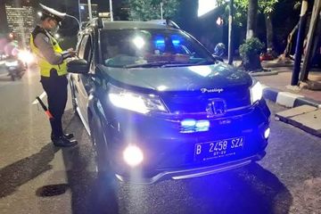 Cara Membuat Lampu Strobo Polisi. Street Manners: Mau Rakyat atau Pejabat, Kendaraan Tidak Boleh