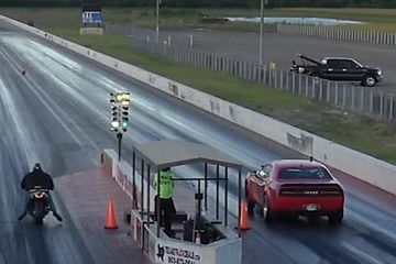 Video Motor Drag Ninja 2 Tak. Video Drag Race Dodge Challenger Vs Kawasaki Ninja ZX-14R