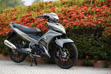 Modifikasi Motor Mx 135 Warna Biru. Modal Ganti Warna dan Upgrade Part Doang Bisa Bikin Jupiter MX