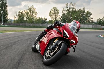 Perbedaan Ducati V4r Dan V4s. Ducati Keluarkan Update Panigale V4 dan V4 S. Ini Beda Keduanya