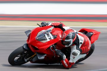 Perbedaan Ducati V4r Dan V4s. Ducati Segarkan Panigale V4 dan V4 S Model Year 2020, Simak