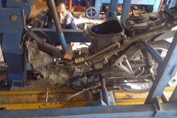 Bengkel Stang Motor. Tanpa Diketok, Bengkel Ini Layani Pres Semua Jenis Motor Karena