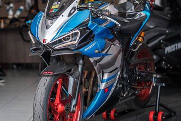 R25 Biru Modif. Yamaha R25 Tampil Makin Agresif Berkat Modifikasi Super Mewah