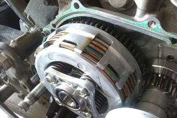 Karet Kampas Kopling. Efek Karet Rumah Kopling Motor Manual Oblak, Bisa Turun Mesin