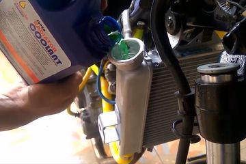 Cara Mengisi Air Radiator Motor. Tambah Cairan Coolant di Motor, Isi ke Radiator atau Tabung