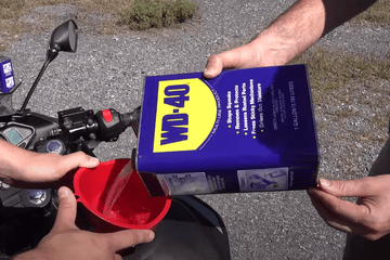 Cara Membuka Chain Lube. Enggak Cuma Buat Membuka Baut, Ini Fungsi Lain Cairan WD-40