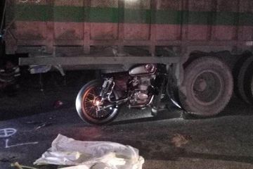 Modifikasi Motor Cb 100 Jap Style. Honda CB100 Japstyle Nyangkut di Kolong Truk, Kondisi Ngebut