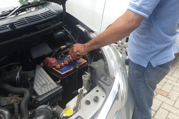 Kabel Merah Pada Aki Positif Atau Negatif. Lepas Aki Mobil, Cabut Kabel Positif Atau Kabel Negatif Dulu