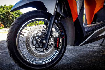 Cara Mengkilapkan Velg Motor. Mudah dan Murah, Begini Cara Bikin Kinclong Pelek Jari-jari Motor