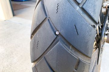 Cara Tambal Ban Tubeless Kena Paku. Ban Motor Tipe Tubeless Tertusuk Paku, Wajib Segera Ditambal