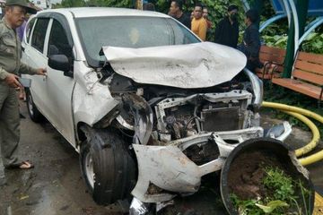 Yamaha Lexi Merah. Daihatsu Sigra Mawut, Kejar Lampu Merah Berujung Petaka