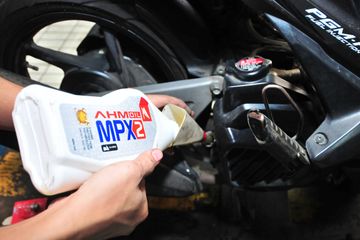 Penyebab Oli Motor Berkurang Tapi Tidak Berasap. Oli Mesin Motor Berkurang Setiap Diganti Berkala, Normal atau