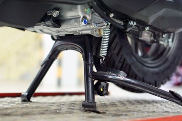 Cara Memasang Standar Tengah Motor. Salah Bisa Merusak, Begini Cara Pakai Standar Tengah Matic yang