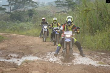 Cara Naik Motor Klx. Ternyata Begini Cara yang Benar Naik Motor Trail di Jalur Off Road